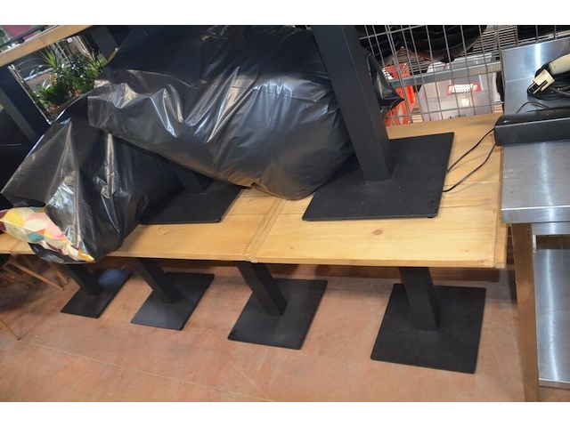 10 vierkantige tafels houten blad zwart metalen voet, 11 moderne zwart lederen stoelen, partij kussens - afbeelding 10 van  12