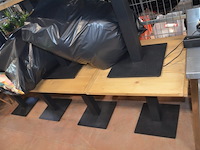 10 vierkantige tafels houten blad zwart metalen voet, 11 moderne zwart lederen stoelen, partij kussens - afbeelding 10 van  12