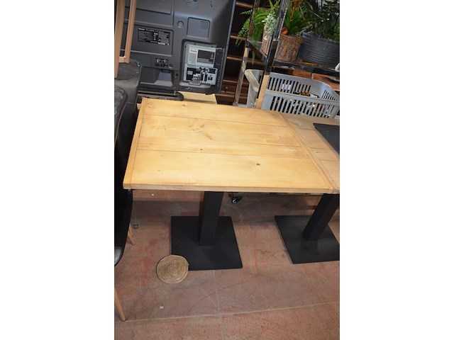 10 vierkantige tafels houten blad zwart metalen voet, 11 moderne zwart lederen stoelen, partij kussens - afbeelding 12 van  12