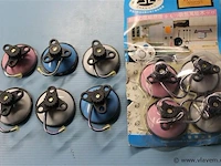 10 x blister met 4 kleurijke stevige handdoekhaakjes (de blist10 x blister met 4 kleurijke stevige handdoekhaakjes (de blisters niet in goeie staat)ers niet in goeie staat) - afbeelding 2 van  2