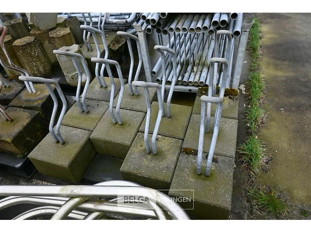 10 x fietsrek + betonnen voetblok - afbeelding 1 van  4