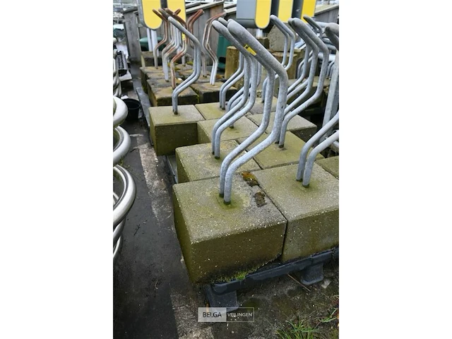 10 x fietsrek + betonnen voetblok - afbeelding 2 van  4