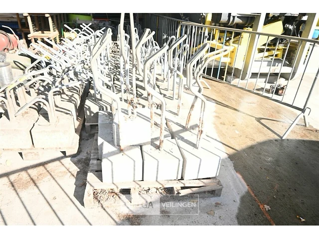 10 x metalen fietsrek met betonblok - afbeelding 1 van  4