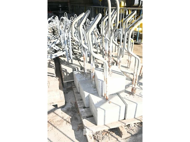10 x metalen fietsrek met betonblok - afbeelding 2 van  4