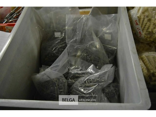 ±10 zakjes div nagels - afbeelding 1 van  3