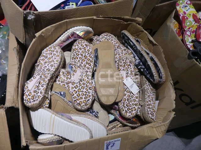 100 paar sneakers - afbeelding 1 van  6