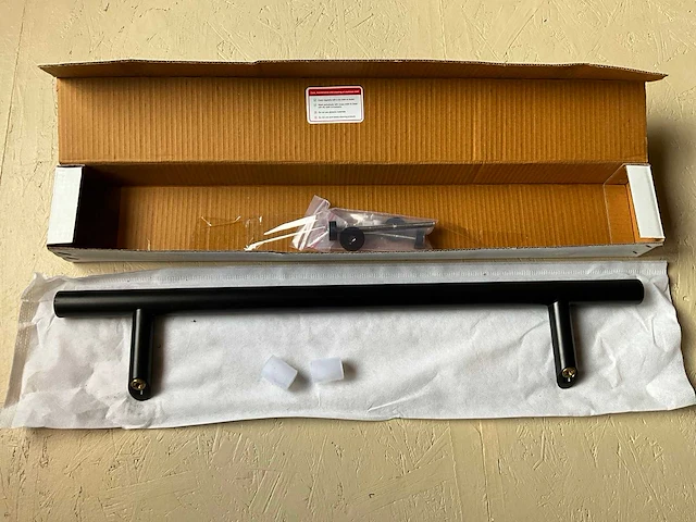 10x deurgreep rvs zwart gecoat 700mm met schuine voeten - afbeelding 1 van  8