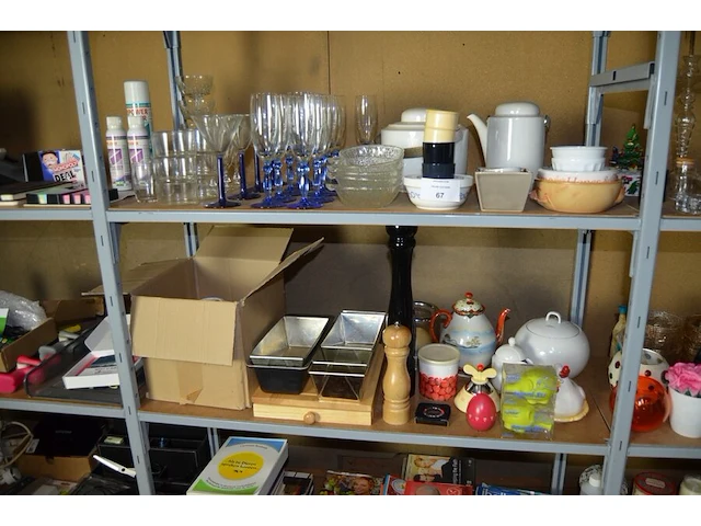 11 champagneglazen op blauwe voet, 4 cocktail glazen, 10 glazen dessert potjes, 11 kommetjes, 2 theepotten, 2 potten met deksel, 5 bakvormen, 11 drinkglazen, houten snijplank, 2 pepermolens - afbeelding 1 van  8