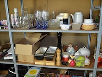 11 champagneglazen op blauwe voet, 4 cocktail glazen, 10 glazen dessert potjes, 11 kommetjes, 2 theepotten, 2 potten met deksel, 5 bakvormen, 11 drinkglazen, houten snijplank, 2 pepermolens