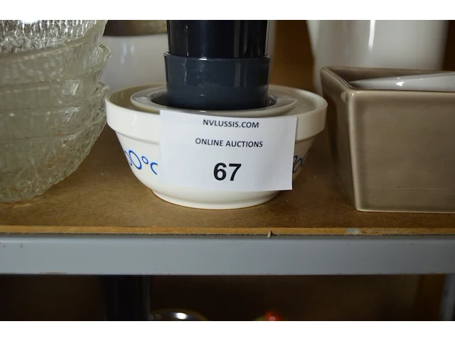 11 champagneglazen op blauwe voet, 4 cocktail glazen, 10 glazen dessert potjes, 11 kommetjes, 2 theepotten, 2 potten met deksel, 5 bakvormen, 11 drinkglazen, houten snijplank, 2 pepermolens - afbeelding 2 van  8