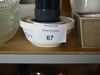 11 champagneglazen op blauwe voet, 4 cocktail glazen, 10 glazen dessert potjes, 11 kommetjes, 2 theepotten, 2 potten met deksel, 5 bakvormen, 11 drinkglazen, houten snijplank, 2 pepermolens - afbeelding 2 van  8