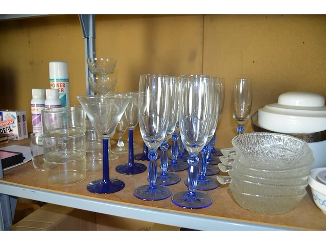 11 champagneglazen op blauwe voet, 4 cocktail glazen, 10 glazen dessert potjes, 11 kommetjes, 2 theepotten, 2 potten met deksel, 5 bakvormen, 11 drinkglazen, houten snijplank, 2 pepermolens - afbeelding 4 van  8