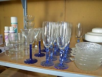11 champagneglazen op blauwe voet, 4 cocktail glazen, 10 glazen dessert potjes, 11 kommetjes, 2 theepotten, 2 potten met deksel, 5 bakvormen, 11 drinkglazen, houten snijplank, 2 pepermolens - afbeelding 4 van  8