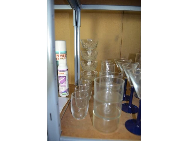 11 champagneglazen op blauwe voet, 4 cocktail glazen, 10 glazen dessert potjes, 11 kommetjes, 2 theepotten, 2 potten met deksel, 5 bakvormen, 11 drinkglazen, houten snijplank, 2 pepermolens - afbeelding 5 van  8