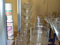 11 champagneglazen op blauwe voet, 4 cocktail glazen, 10 glazen dessert potjes, 11 kommetjes, 2 theepotten, 2 potten met deksel, 5 bakvormen, 11 drinkglazen, houten snijplank, 2 pepermolens - afbeelding 5 van  8
