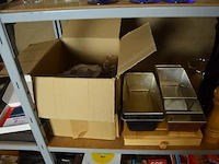 11 champagneglazen op blauwe voet, 4 cocktail glazen, 10 glazen dessert potjes, 11 kommetjes, 2 theepotten, 2 potten met deksel, 5 bakvormen, 11 drinkglazen, houten snijplank, 2 pepermolens - afbeelding 7 van  8