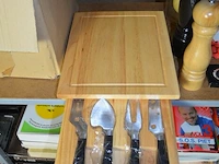 11 champagneglazen op blauwe voet, 4 cocktail glazen, 10 glazen dessert potjes, 11 kommetjes, 2 theepotten, 2 potten met deksel, 5 bakvormen, 11 drinkglazen, houten snijplank, 2 pepermolens - afbeelding 8 van  8