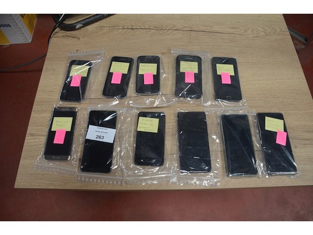 11 defecte smartphones zonder lader: 6 samsung, 2 nokia, 2 motorolla, 1 acer (b401) - afbeelding 1 van  9