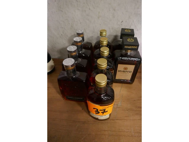 11 flessen sterke drank - afbeelding 1 van  3