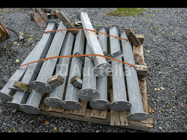 11 gegalvaniseerde palen - afbeelding 1 van  4