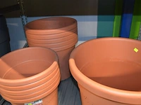 11 grote ronde bloempot elho: 5x 26 liter -5x47 liter - 1x80 liter - afbeelding 4 van  5