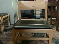 11 kerkstoelen met groene zit en houten rugleuning - afbeelding 1 van  4