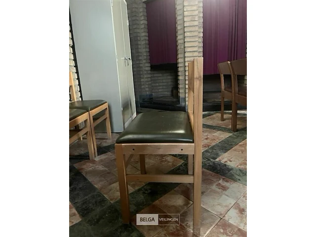 11 kerkstoelen met groene zit en houten rugleuning - afbeelding 2 van  4