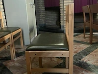 11 kerkstoelen met groene zit en houten rugleuning - afbeelding 2 van  4
