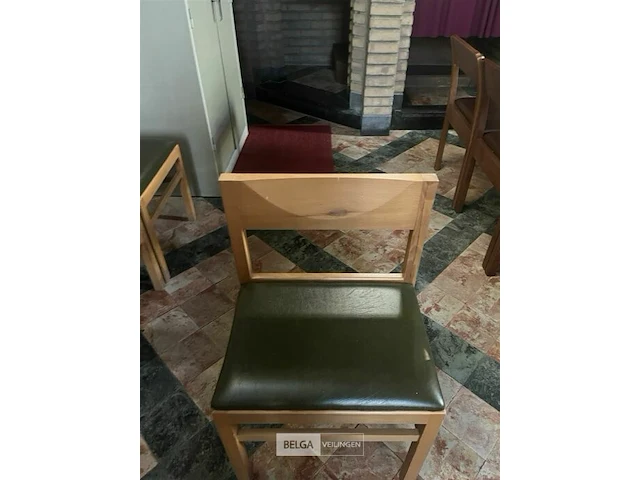 11 kerkstoelen met groene zit en houten rugleuning - afbeelding 4 van  4