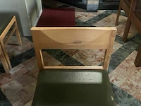 11 kerkstoelen met groene zit en houten rugleuning - afbeelding 4 van  4