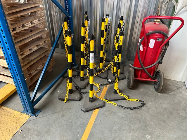 11 paaltjes met ketting - afbeelding 1 van  5