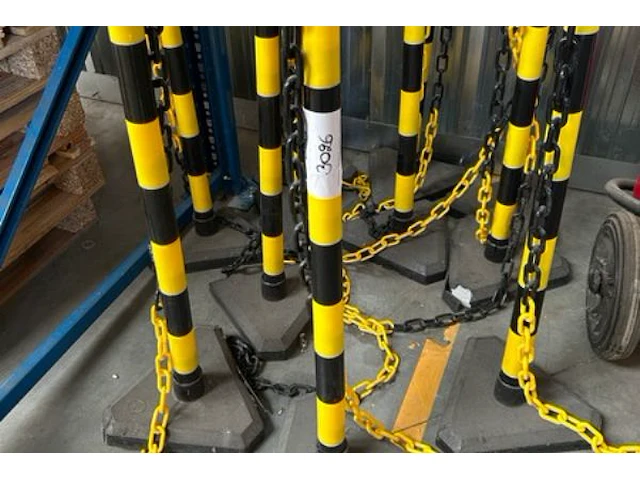 11 paaltjes met ketting - afbeelding 2 van  5