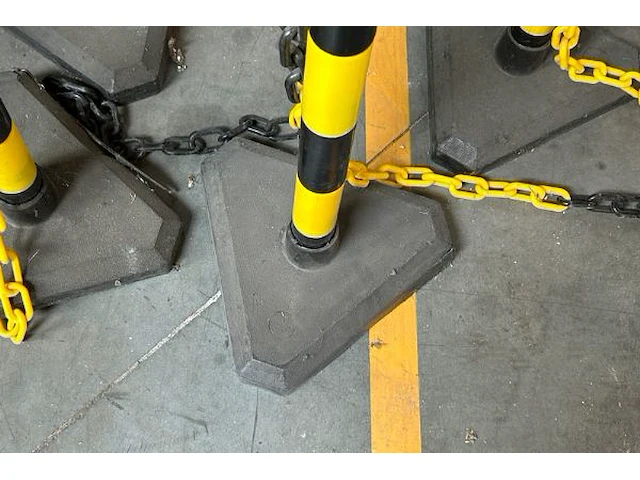 11 paaltjes met ketting - afbeelding 4 van  5
