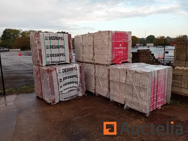 11 pallets bakstenen - afbeelding 1 van  1