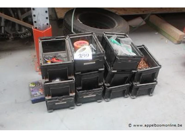 11 pvc bakjes met inhoud wo. koperen nagels - afbeelding 1 van  2