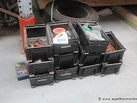 11 pvc bakjes met inhoud wo. koperen nagels - afbeelding 1 van  2