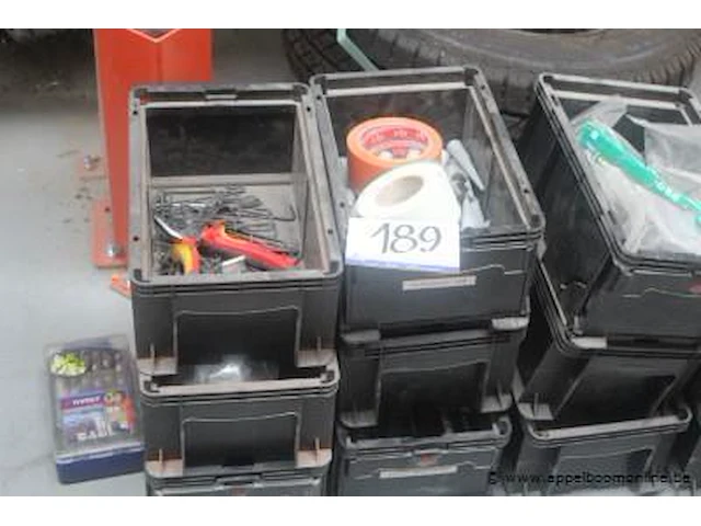 11 pvc bakjes met inhoud wo. koperen nagels - afbeelding 2 van  2