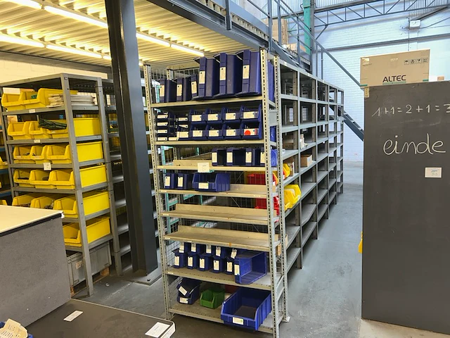 11 rekken met inhoud - afbeelding 1 van  9