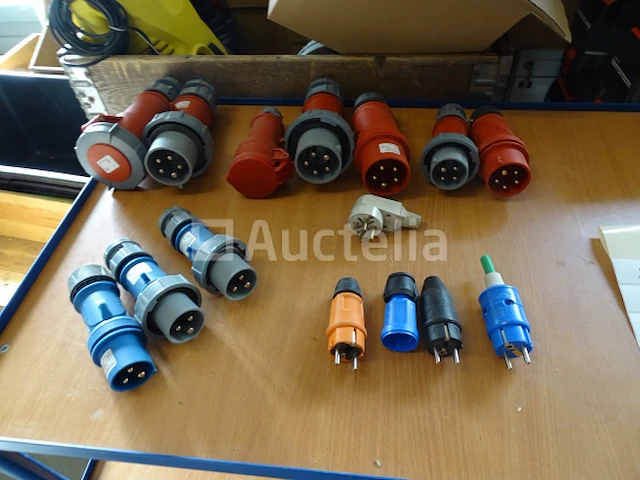 11 stopcontacten, 3 stekkers (zie detail) - afbeelding 2 van  12