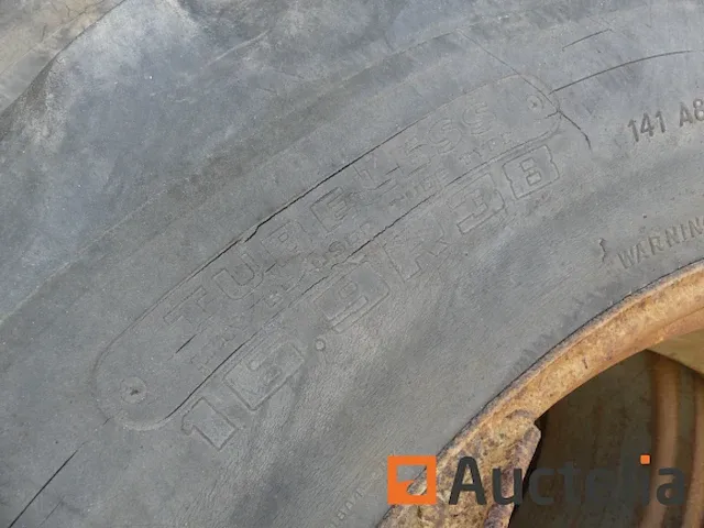 11 wielen en velgen voor landbouw tractor - afbeelding 5 van  13