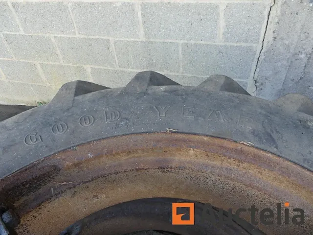 11 wielen en velgen voor landbouw tractor - afbeelding 9 van  13