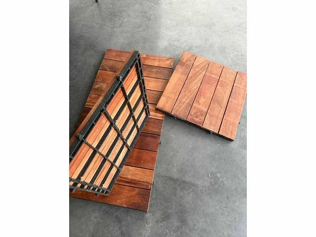 112 stuks (pallet) hardhouten terrastegels (50cmx50cm) 5 of 6 vlakke planken - afbeelding 1 van  4