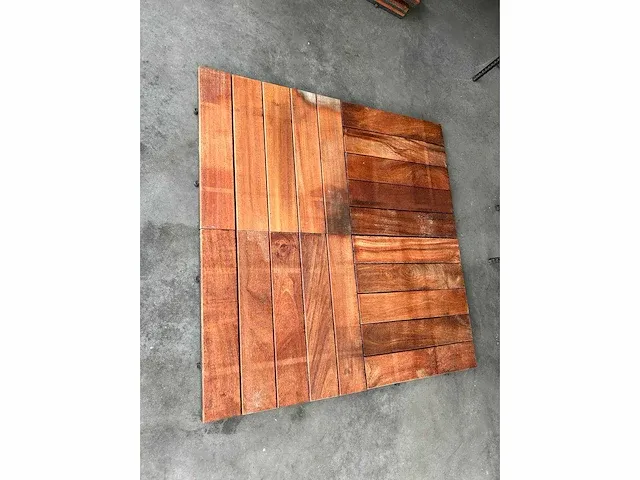 112 stuks (pallet) hardhouten terrastegels (50cmx50cm) 5 of 6 vlakke planken - afbeelding 2 van  4