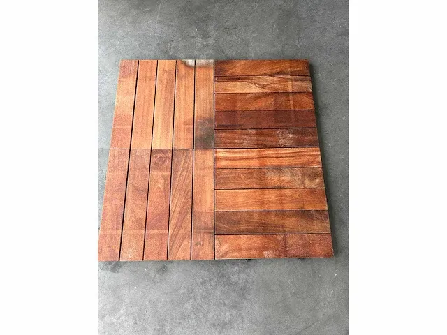 112 stuks (pallet) hardhouten terrastegels (50cmx50cm) 5 of 6 vlakke planken - afbeelding 4 van  4