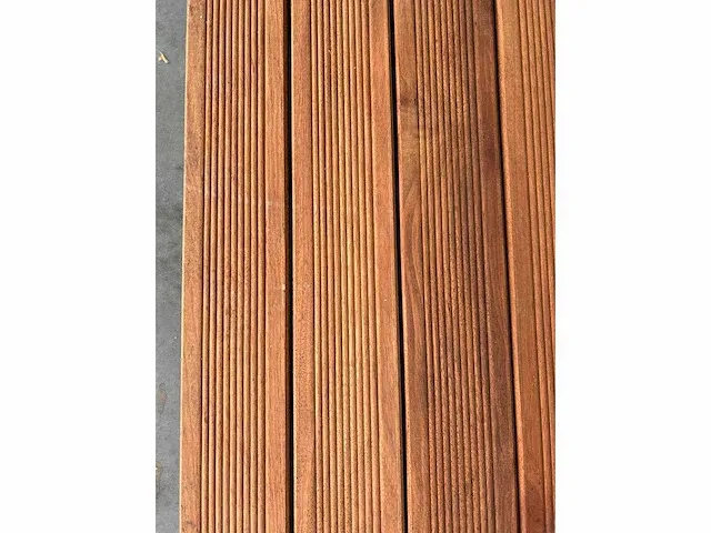 112 stuks (pallet) hardhouten terrastegels (50cmx50cm) 6 gegroefde planken - afbeelding 1 van  3