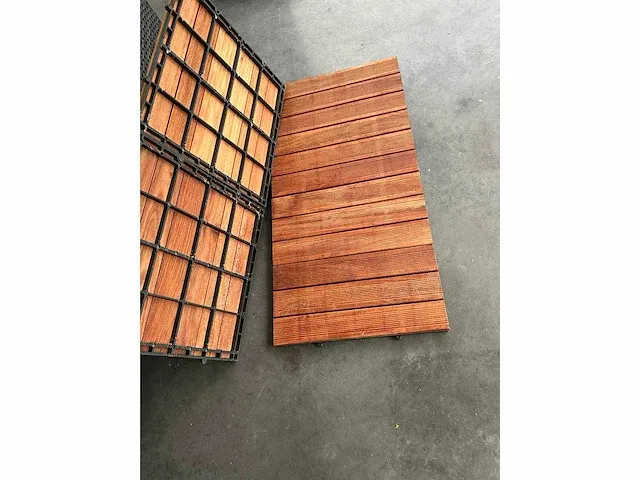 112 stuks (pallet) hardhouten terrastegels (50cmx50cm) 6 gegroefde planken - afbeelding 2 van  3