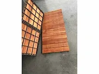 112 stuks (pallet) hardhouten terrastegels (50cmx50cm) 6 gegroefde planken - afbeelding 2 van  3
