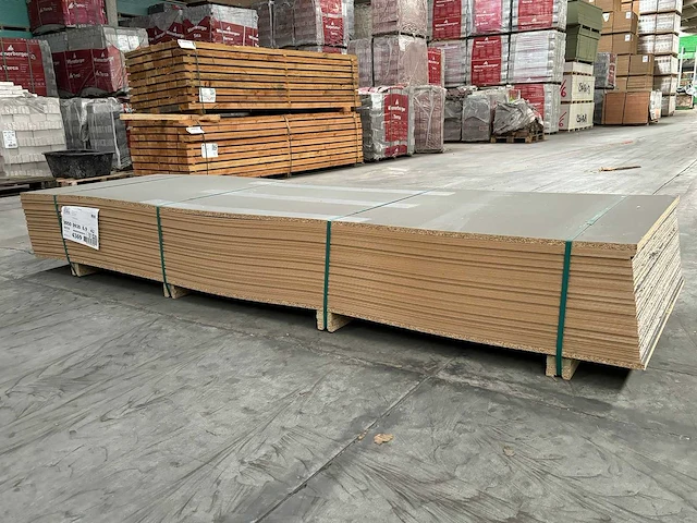 117,9 m² mdf 0,92 m breed 3,05 lang 0,69 cm dik - afbeelding 1 van  4