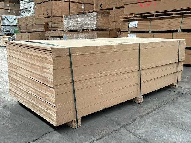 119,1 m² mdf 1,22 m breed 2,44 lang 1,8 cm dik - afbeelding 1 van  4