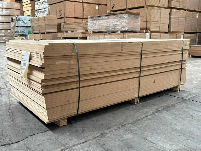 119,1 m² mdf 1,22 m breed 2,44 m lang 1,8 cm dik - afbeelding 1 van  4